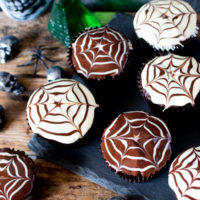 These Halloween spider web cupcakes are easy and delicious!