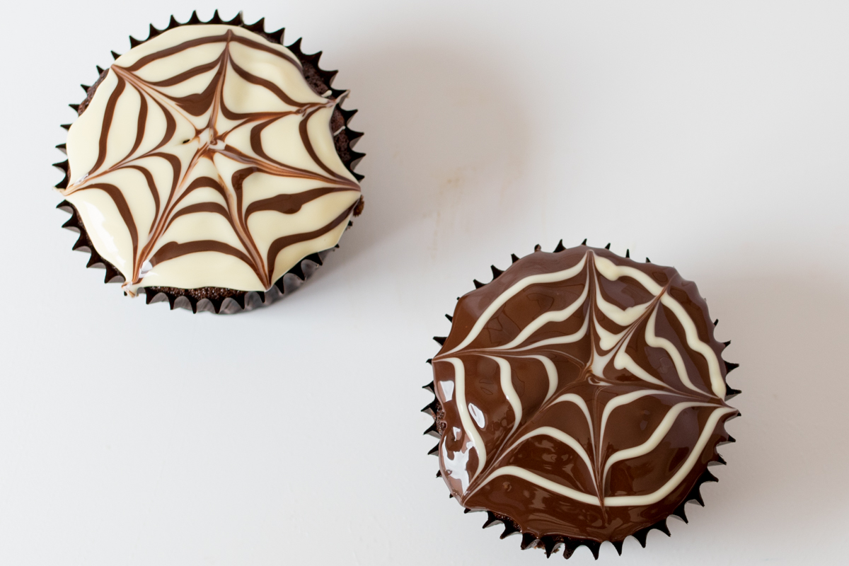 Halloween spide web cupcakes step5