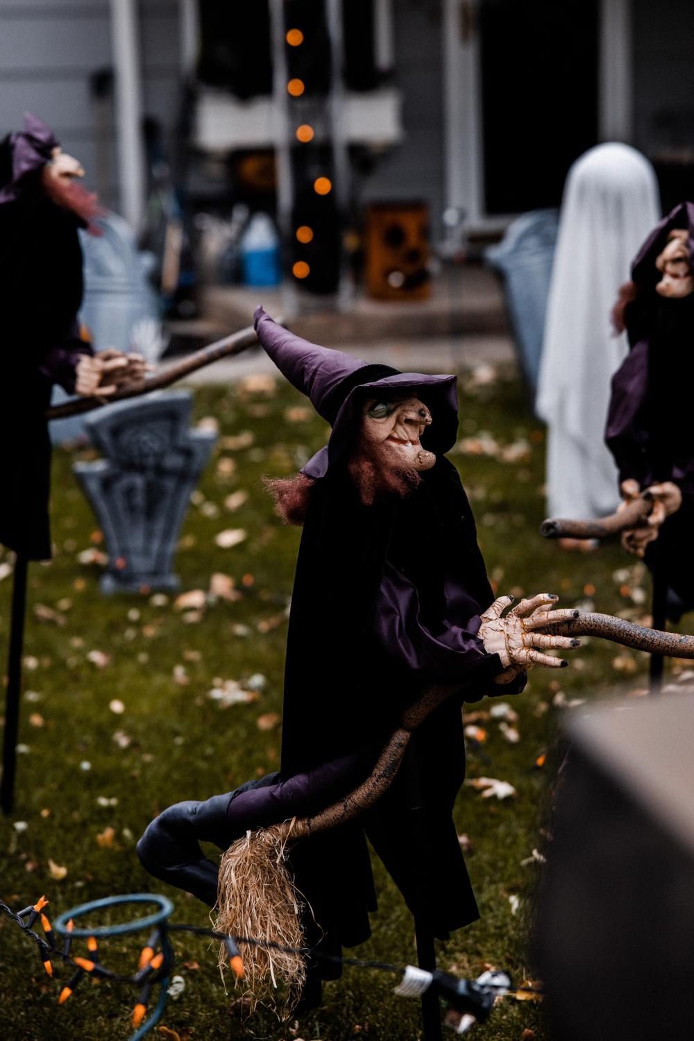 Scary witch outdoor halloween decoration ideas