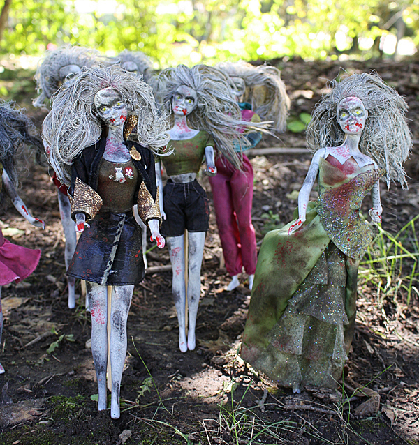 Zombie Barbies - Halloween Yard Decorations