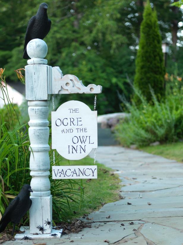 Diy haunted hotel halloween sign