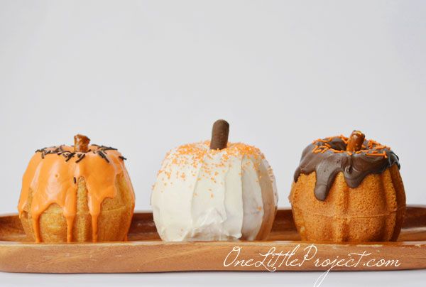 Mini bundt cake pumpkins