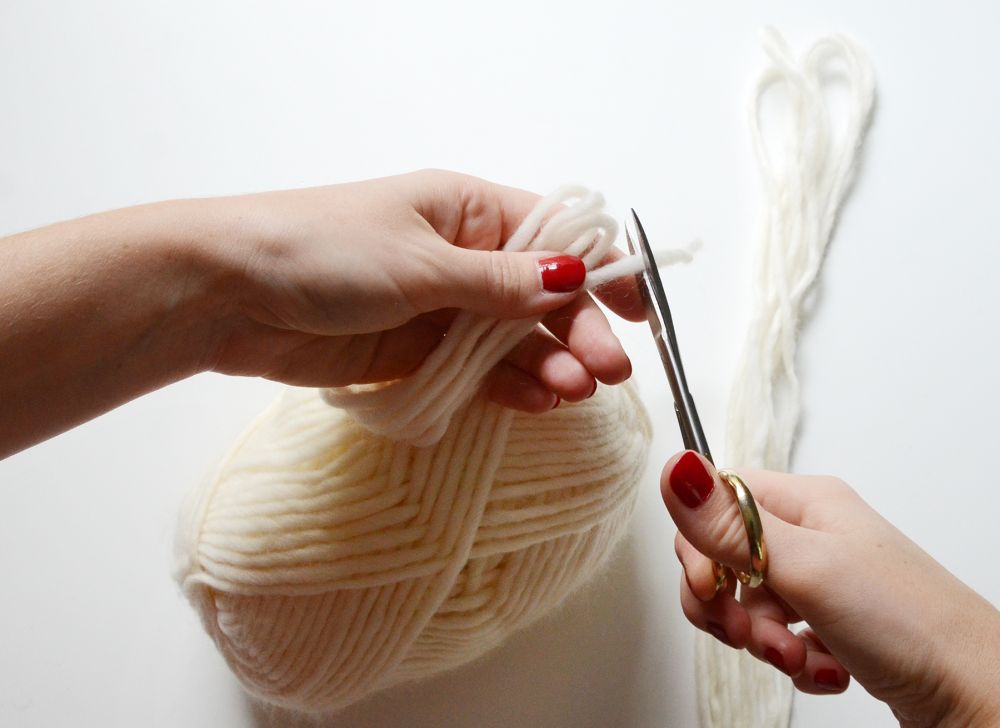 Easy yarn tassel wall hanging cutting
