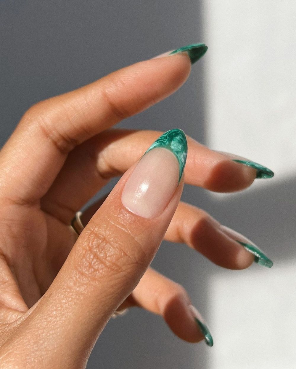 Marbled green nail ideas