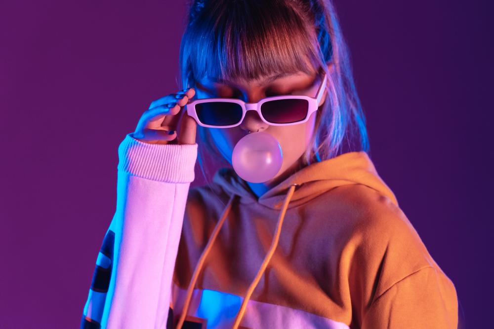 Oversized hoodie and retro sunglasses 80s outfits women's