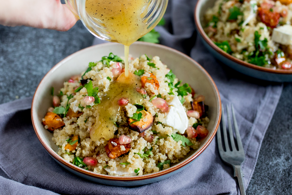 Esta salada de quinoa quente é um alimento de conforto que é bom para você!