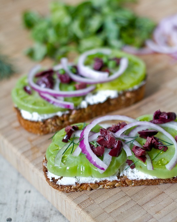 Green tomato tartines