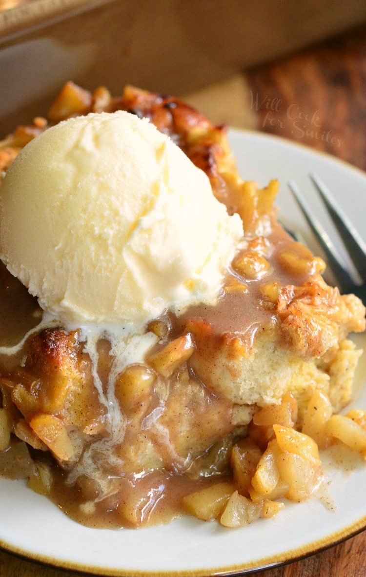 Apple pie bread pudding