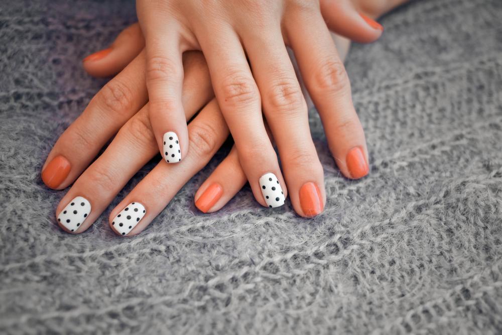 Dotted manicure thanksgiving nails