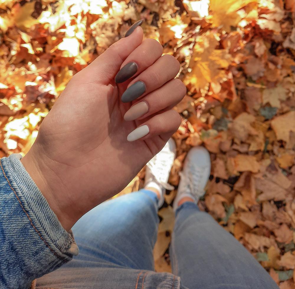 Gray pastel manicure simple fall nails