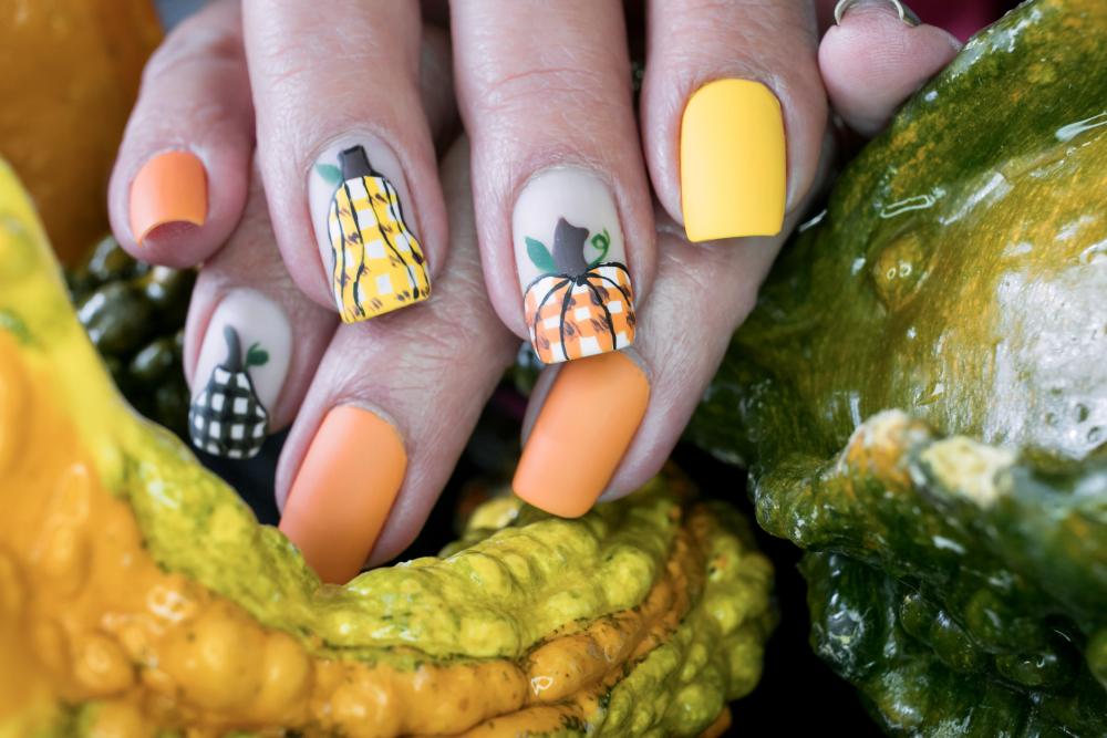 Pumpkin & gourd manicure autumn nail designs