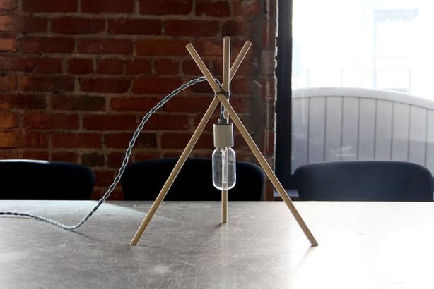 Tripod bulb lamp