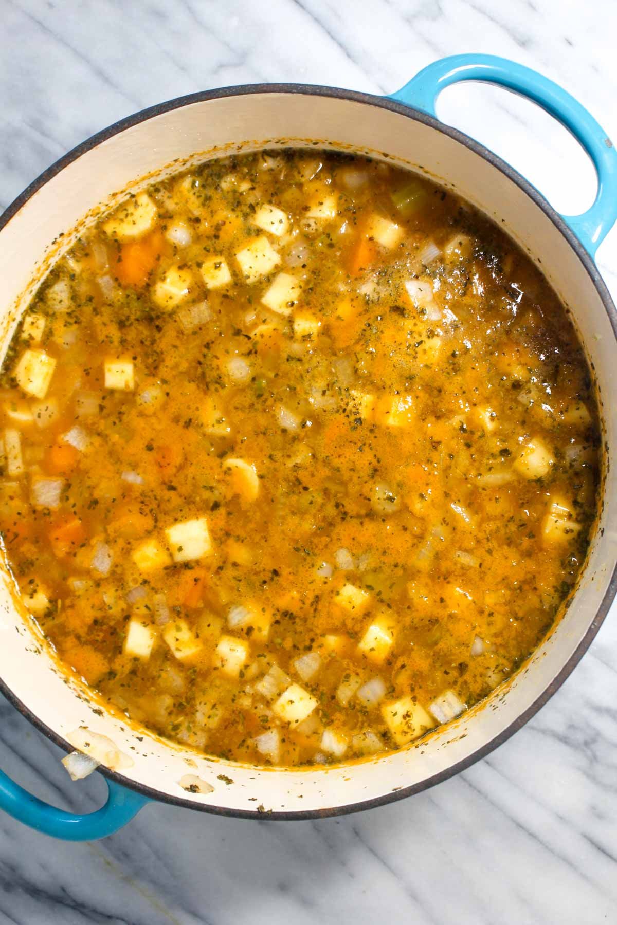 Adicione cenouras de sopa de legumes de inverno