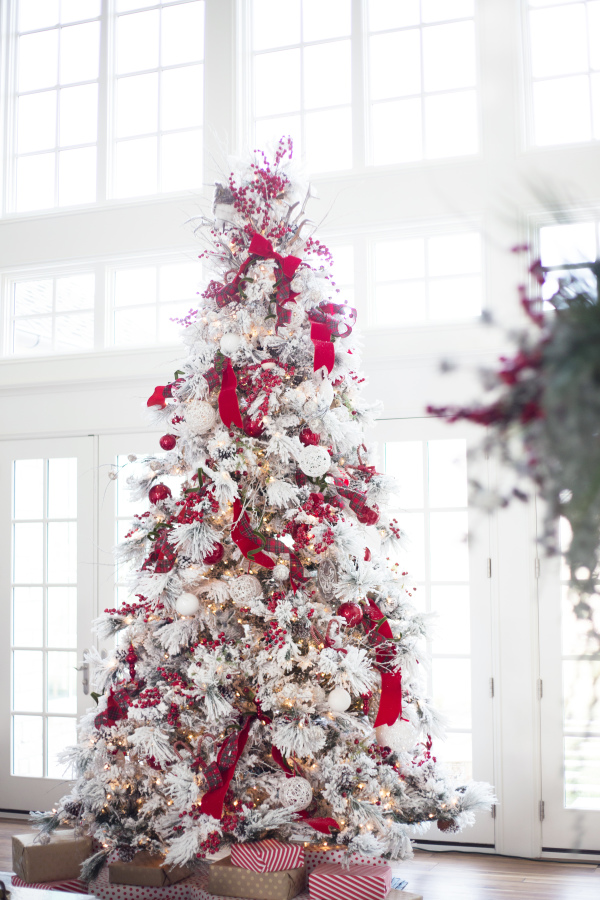 22 Modern Christmas Trees To Get Inspired From This Season!