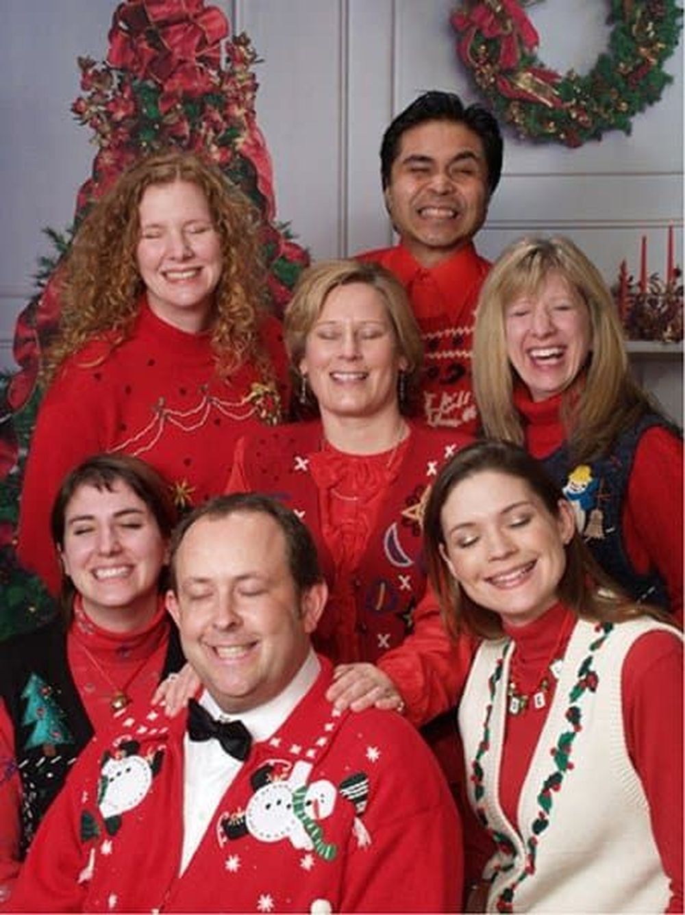 The entire family closed their eyes christmas card photo ideas