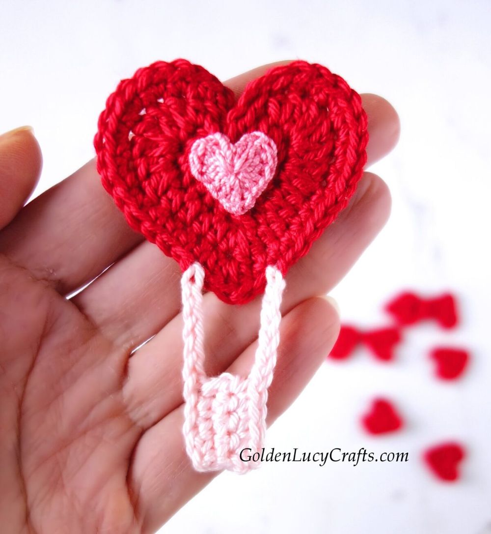 Crochet heart air balloon applique valentine's day pattern
