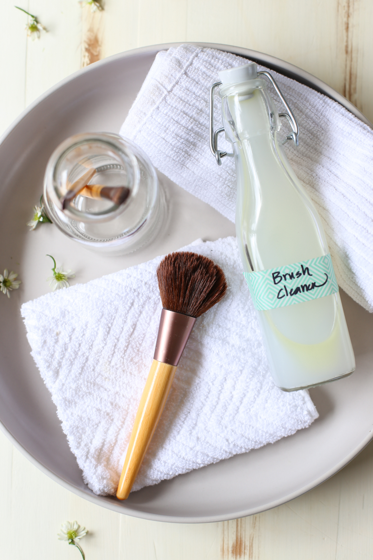 Makeup brush cleaner