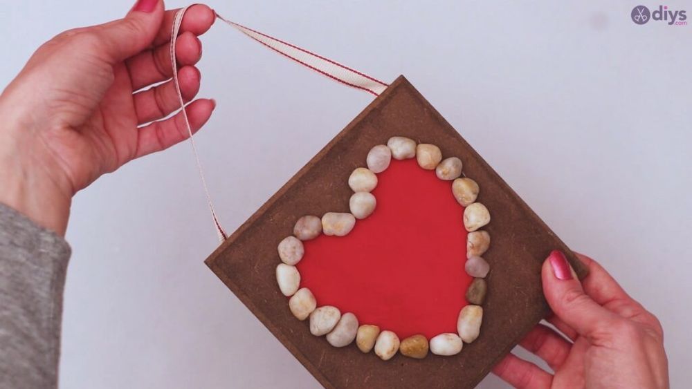 Pebble heart wall decor valentine’s day diy craft ideas 