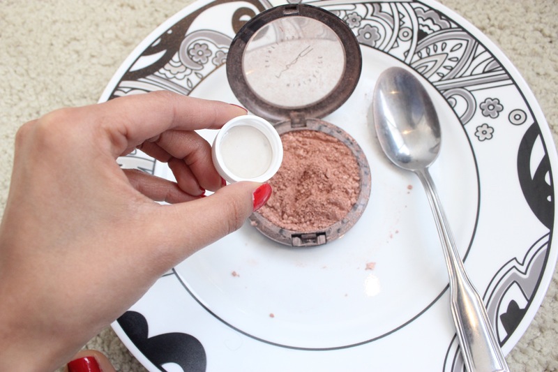 Fix broken compacts with a spoon