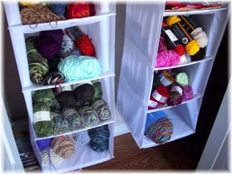 Hanging show organizer yarn