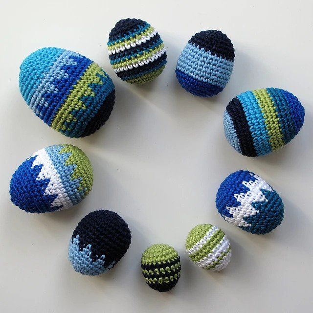 Easter eggs in four sizes crochet