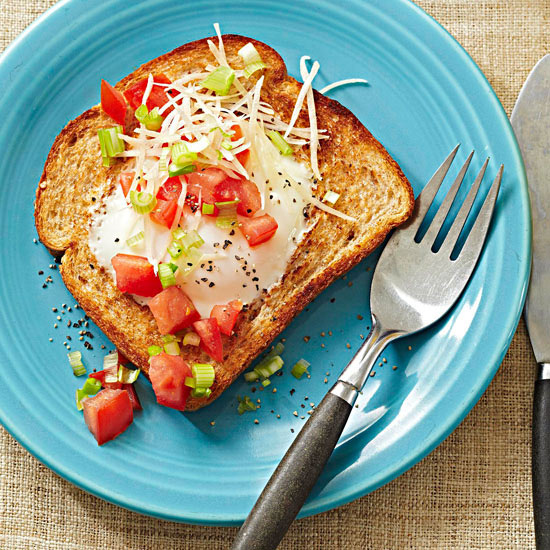 Fried egg toast with tomatoes