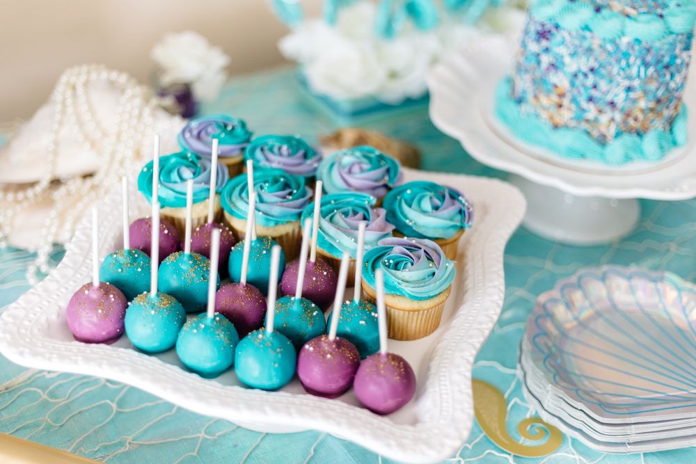Blue cupcakes birthday candy bouquet