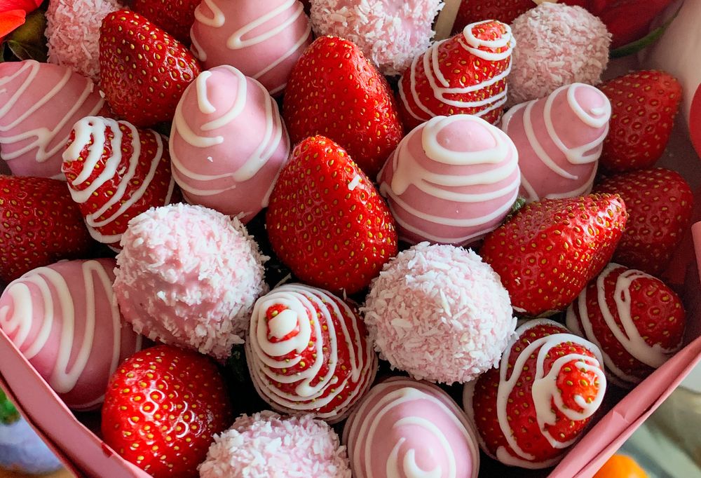 Strawberries with chocolate and coconut flakes candy bouquet 