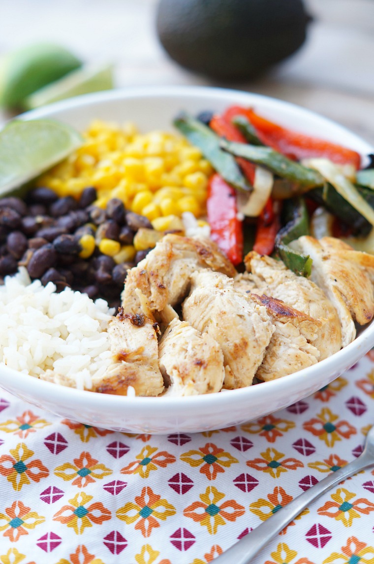 Healthy chicken fajita bowls with rice