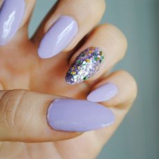 Short stiletto nails with a glitter accent