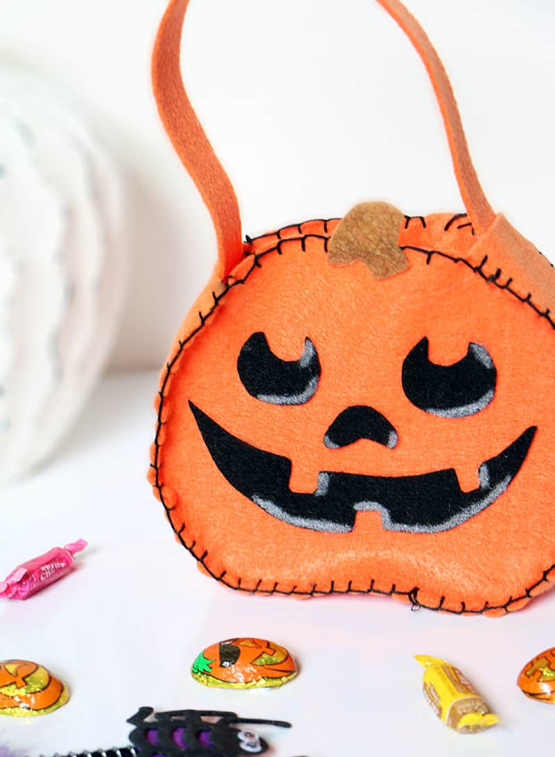 Easy DIY Mini Felt Pumpkin Tote perfect for the little one in your life.