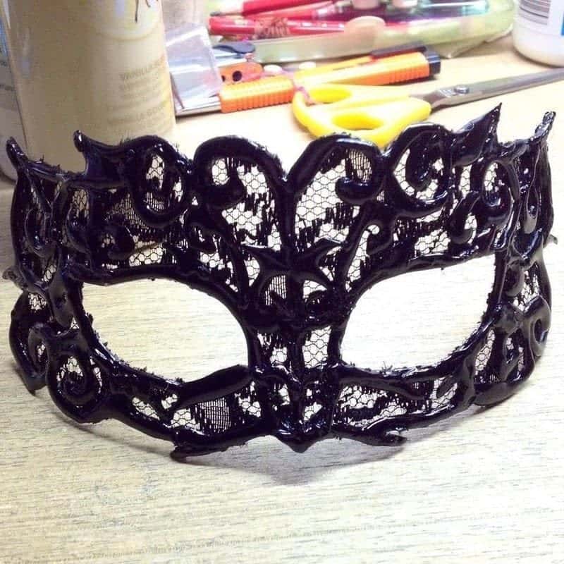 Outlined lace mask