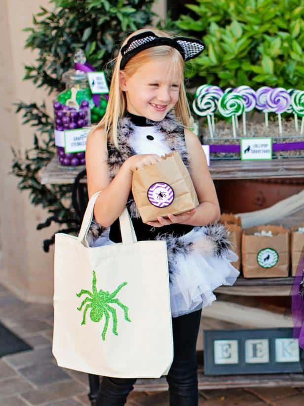 Glitter Trick-or-Treat Bags DIY Halloween Crafts