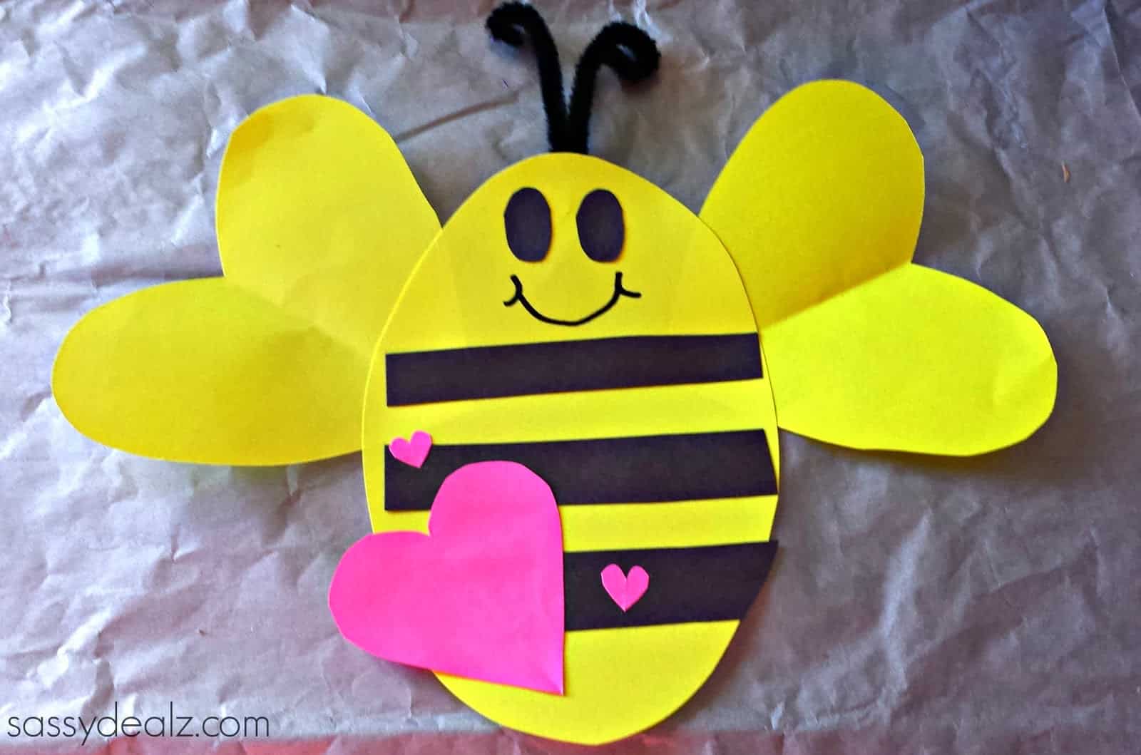 Bumblebee valentine with hearts