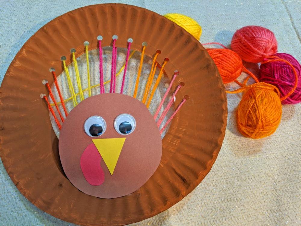 Thanksgiving Crafts: a compilation of 25+ adults and kids crafts!