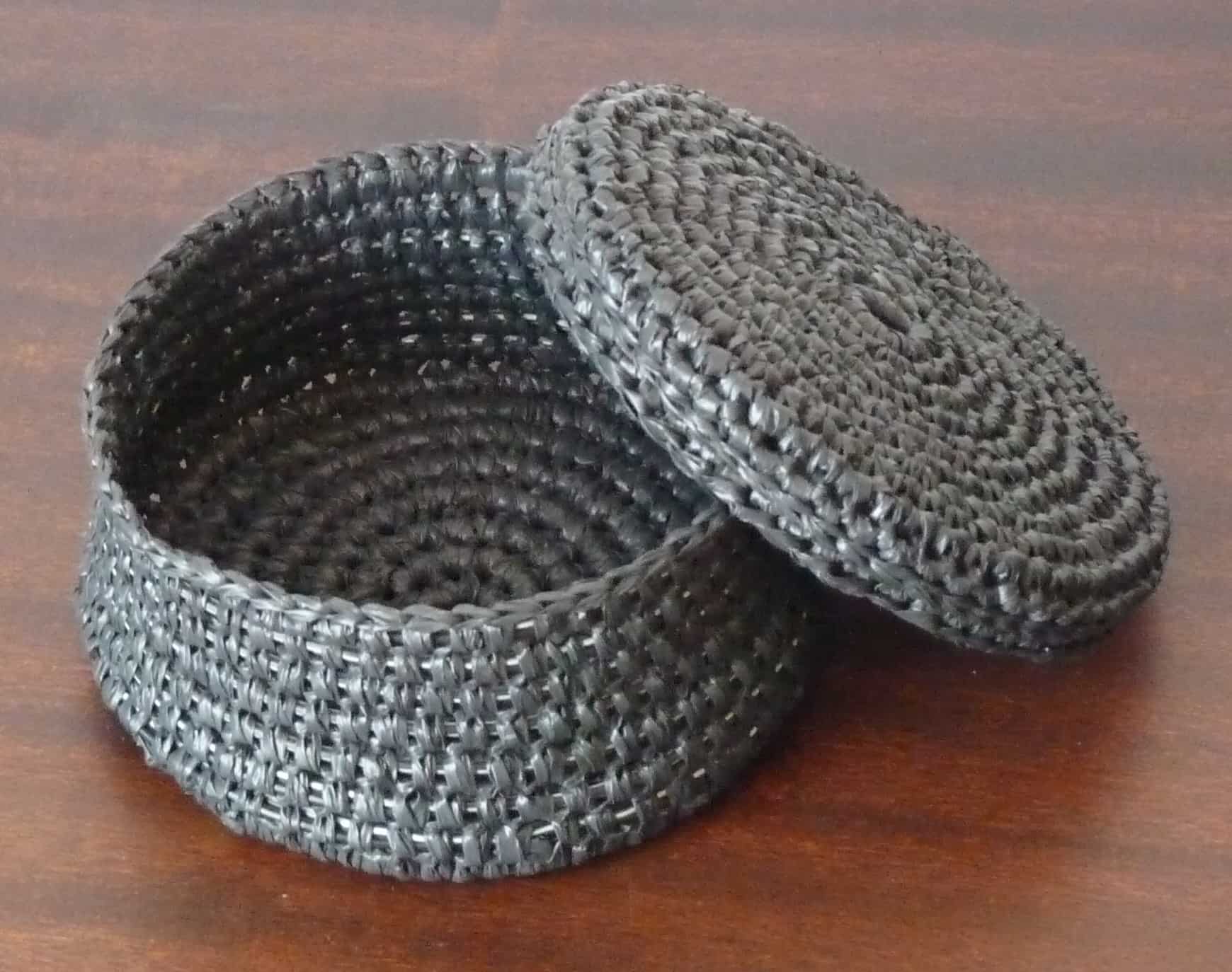 Plarn basket with a lid