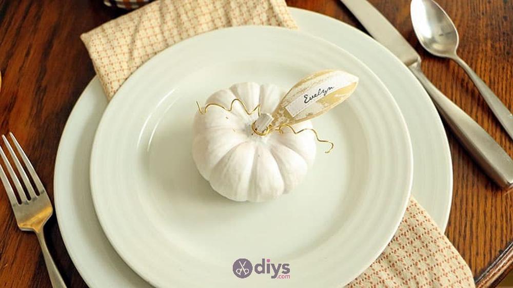 Thanksgiving dinner table decor mini diy pumpkin place cards