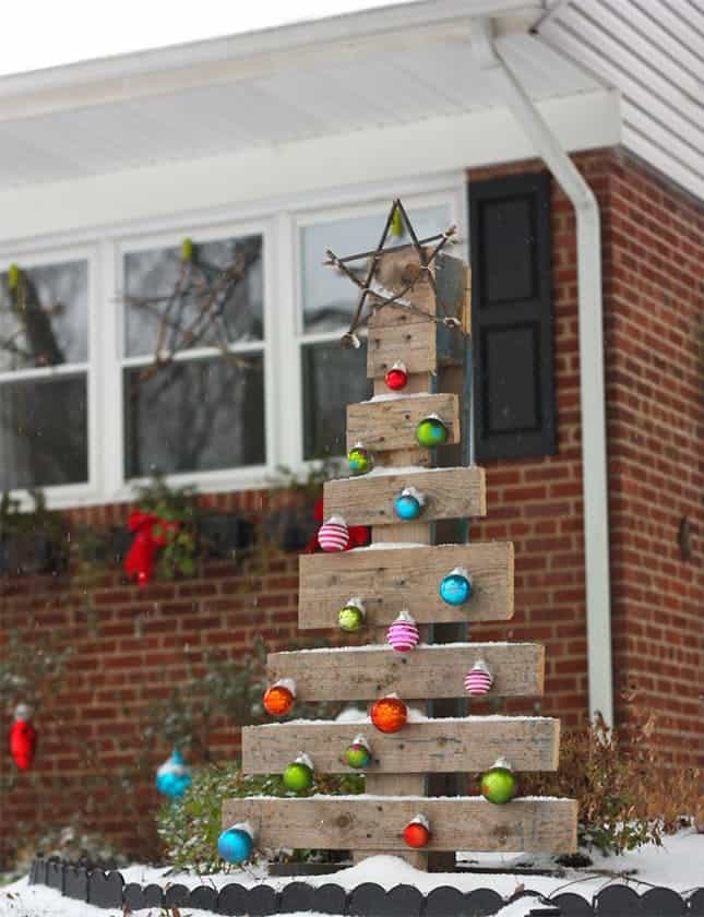 Pallet Christmas Tree - DIY Outdoor Christmas Decoration