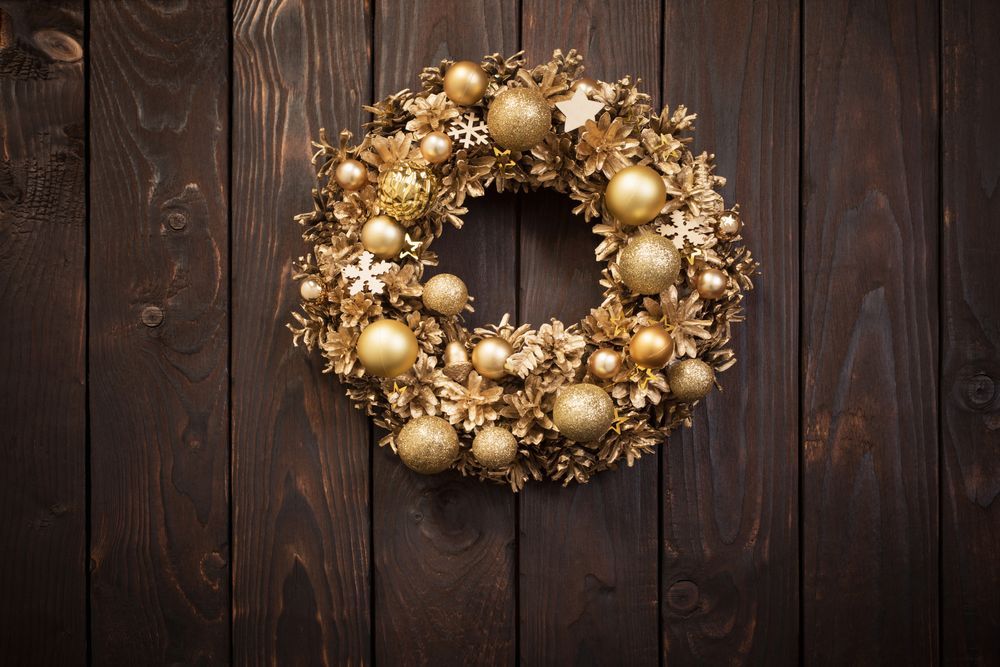 Golden wreath christmas door decorating ideas 