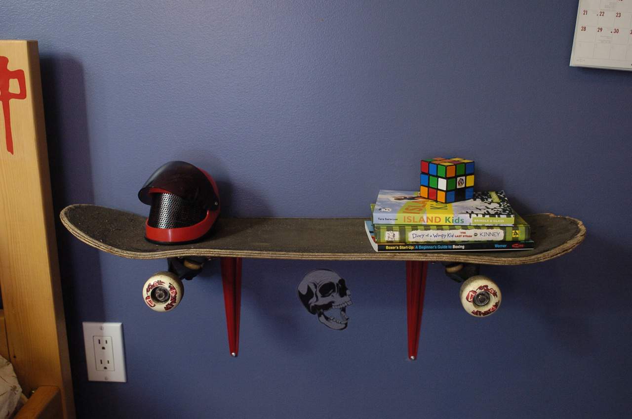 Single skateboard wall shelf