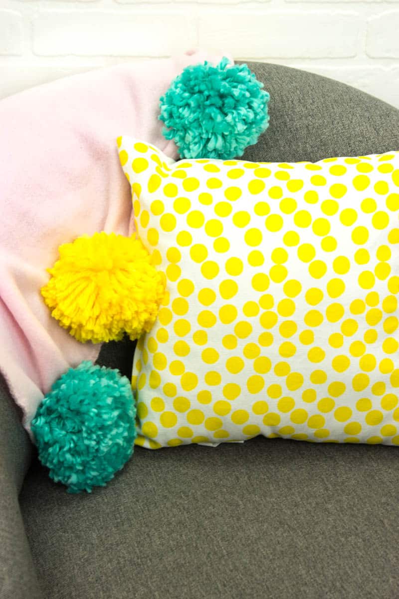 Diy pom pom blanket