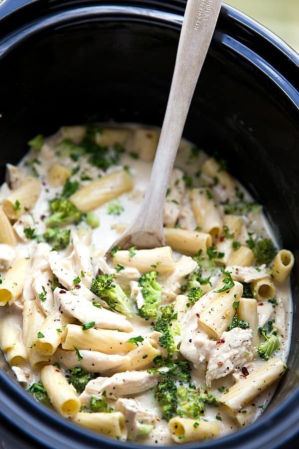 Easy creamy crockpot chicken alfredo pasta and broccoli