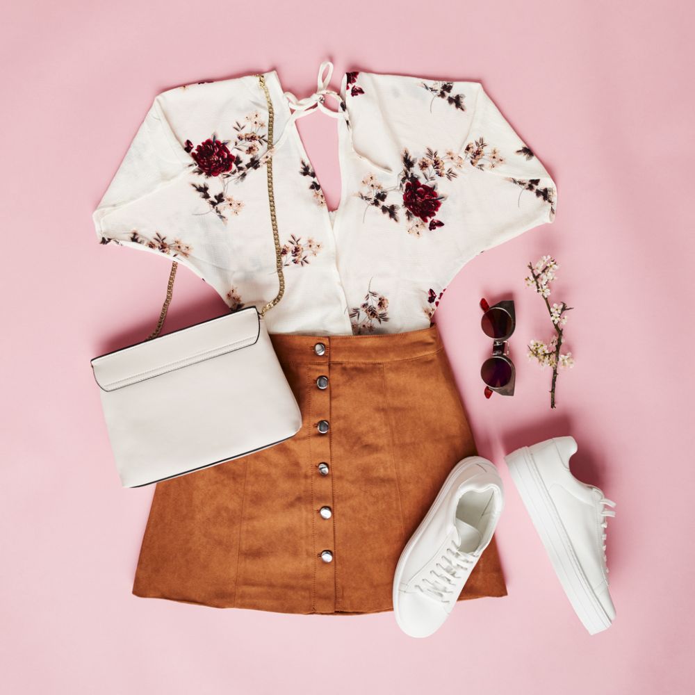 Floral silk shirt with sneakers and a short skirt - Cute Spring Outfits