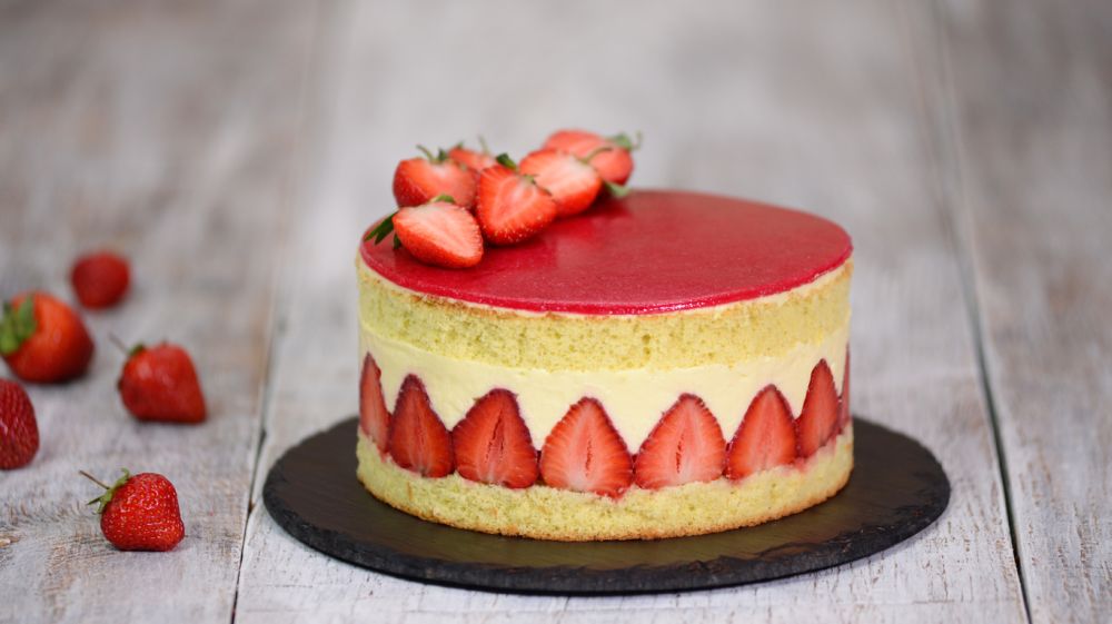 Sponge cake with strawberries and vanilla cream