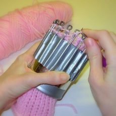 Tin can knitting loom