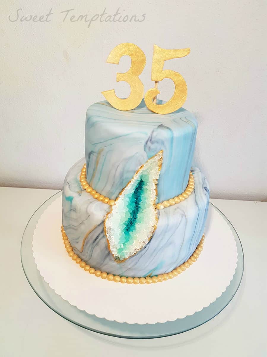 Fully marbled cake with a smaller geode