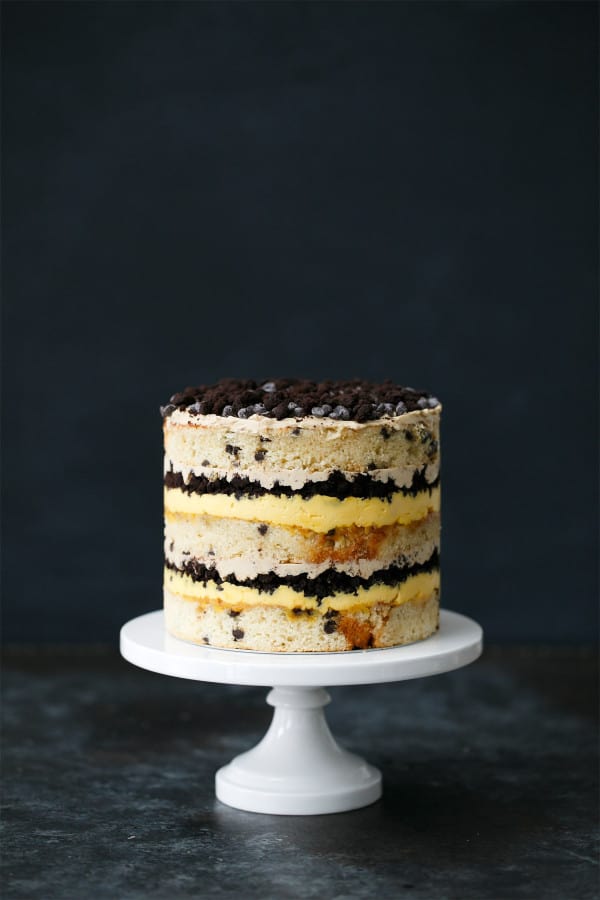 Tarta desnuda de chocolate con suero de leche con relleno de maracuyá