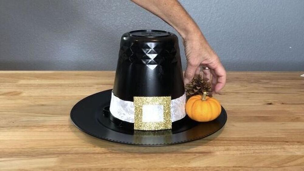 Pilgrim hat centerpiece thanksgiving centerpiece ideas
