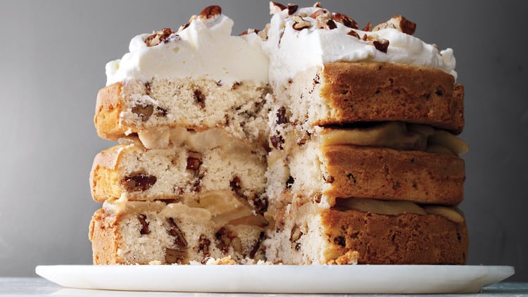 Tarta de nueces confitadas de tres pisos con relleno de pera de mantequilla marrón