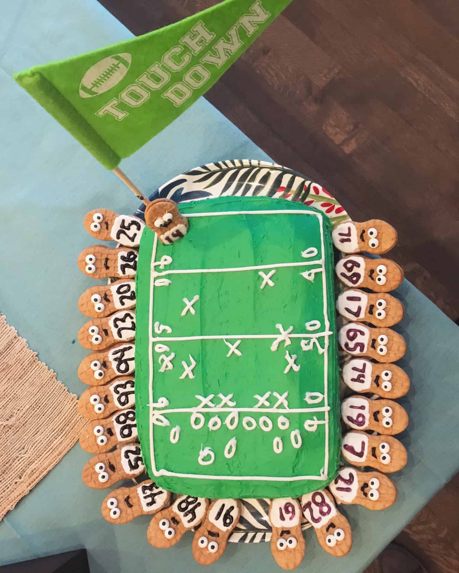 Touchdown cake with cookie players